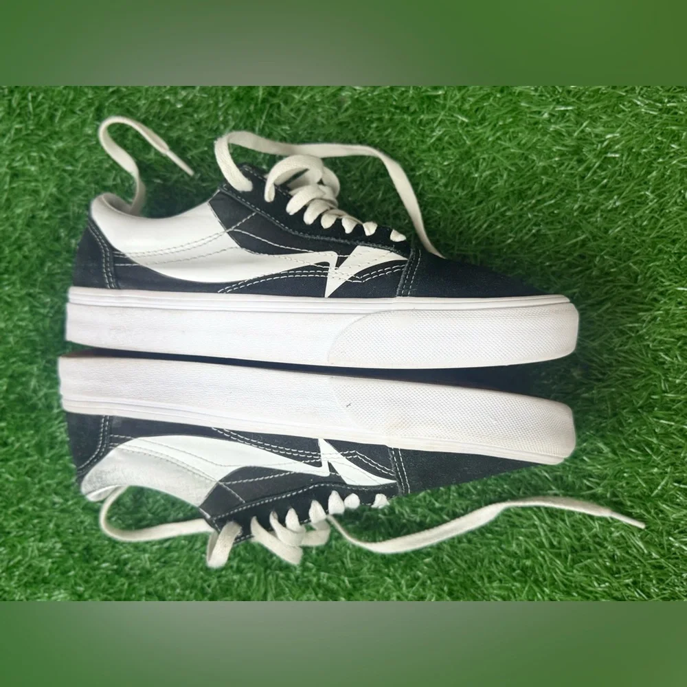 Vans Unisex Black and White Sneakers Size‎ M-7.5 W-9.0